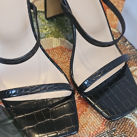 Elegant Black Croc-Patterned Heels - Picture 3 of 11